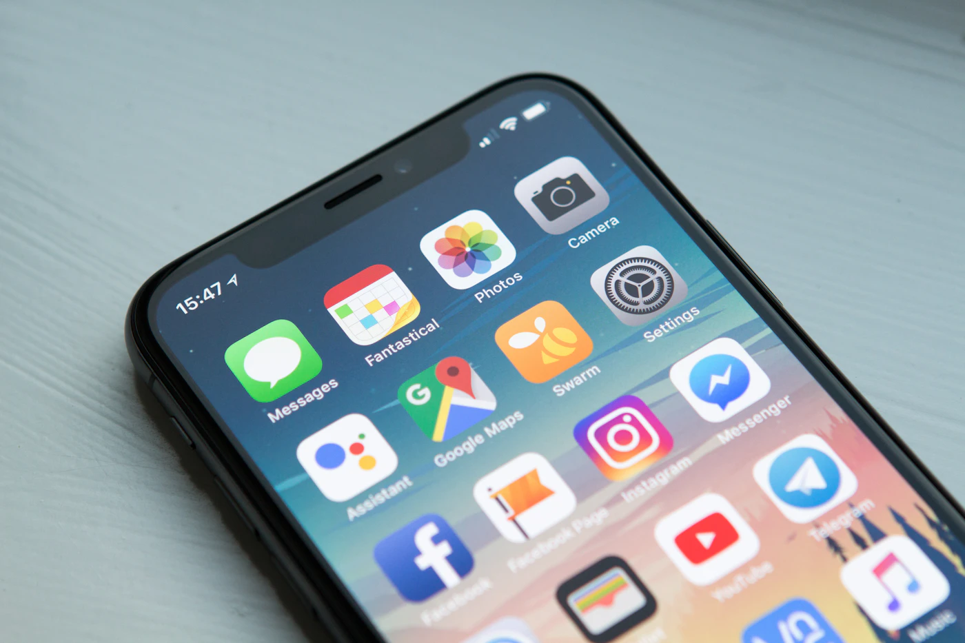Team bespricht Release-Planung für eine mobile Anwendung
